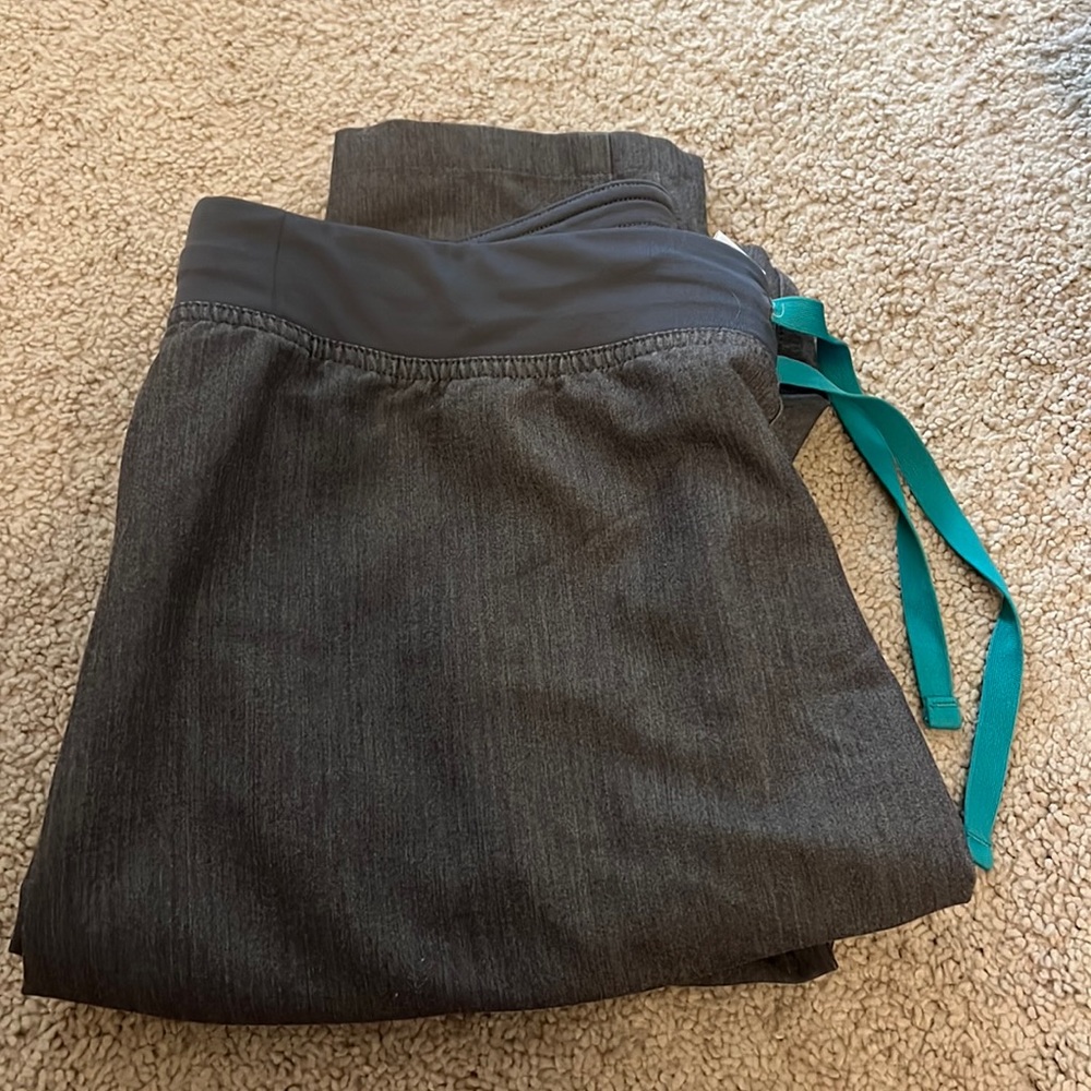FIGS Graphite Livingston basic scrubs in Medium tall